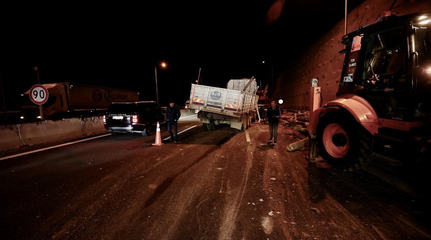 Anadolu Otoyolu'nda tomruk yüklü iki kamyonun çarpışması ulaşımı aksattı
