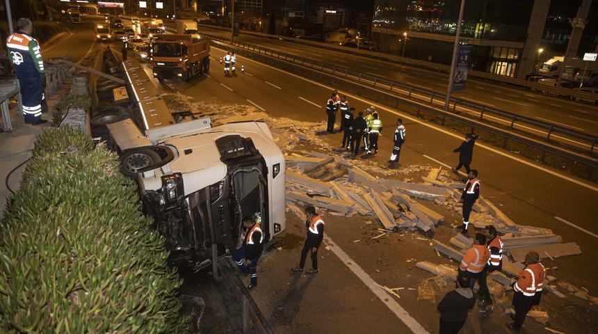 Mermer yüklü tır D-100 karayoluna devrildi