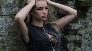 Lottie Moss minicik eteğiyle eğilip frikik verdi! Kendi sansürledi