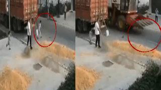 Korkunç görüntüler saniye saniye güvenlik kamerasında! Annesini görünce yola atlayan çocuk iş makinesinin altında kaldı