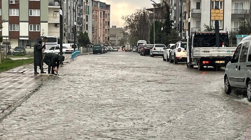 Manisa'da sağanak nedeniyle bazı ev ve iş yerlerini su bastı