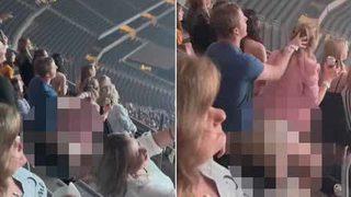 Konserin ortasında bir anda kucak dansı yapmaya başladı! Çevresindekilere aldırış dahi etmedi