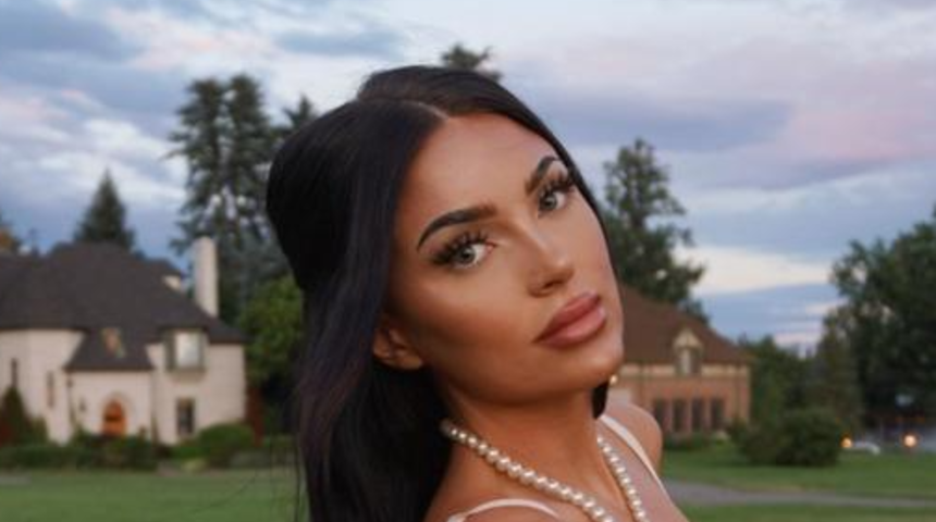 Sosyal medya fenomeni Julia Sandoval yine frikik vermekten kaçamadı! Bluzu göğüslerine küçük gelince...