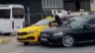 İstanbul trafiğinde dehşet anları! Ezmek için aracını üzerine sürdü, taksici kıl payı kurtuldu