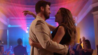 Kıvanç Tatlıtuğ Aile'nin çekildiği çiftlik evinde aşçı oldu! Set ekibine yeteneklerini sergiledi