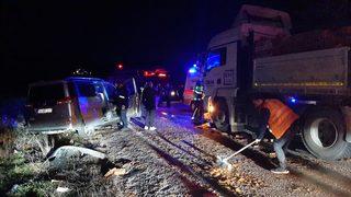 Çorum'da kamyonla çarpışan hafif ticari aracın sürücüsü öldü