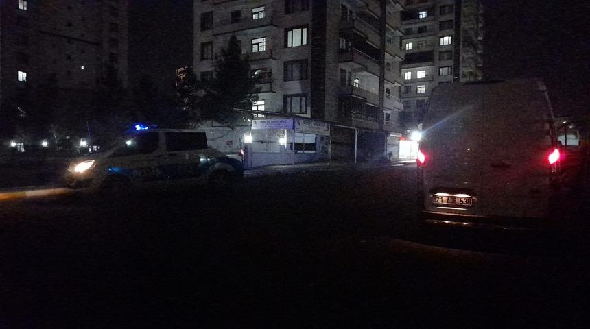 Diyarbakır'da silahlı ve bı&ccedil;aklı kavga: Yaralılar var