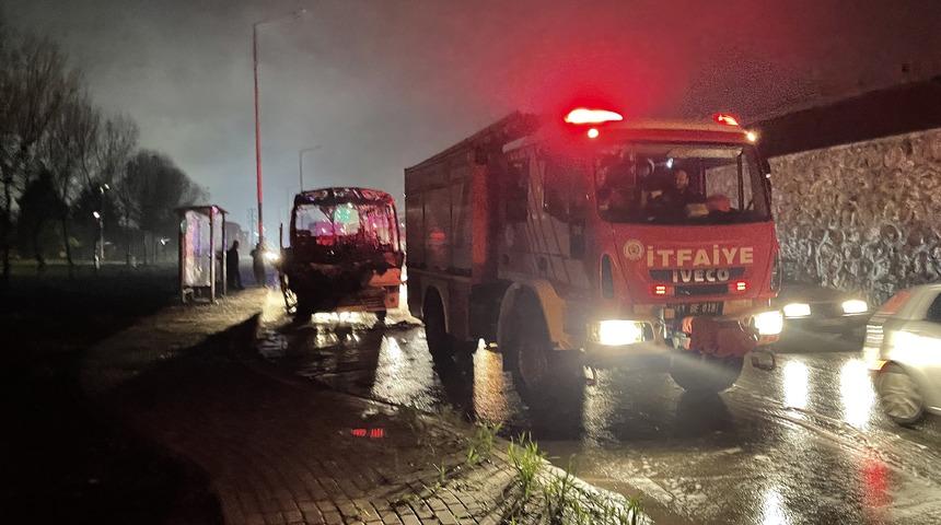 Kocaeli'de işçi servisi yangında kullanılamaz hale geldi