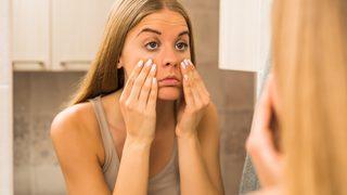 Alzheimer hastalığının yıllar önce görülen ilk belirtisi! Gözlerdeki değişime dikkat