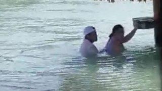 Bir gören bir daha baktı! Denizin ortasında cinsel ilişkiye girdiler... O anlar saniye saniye ifşa edildi