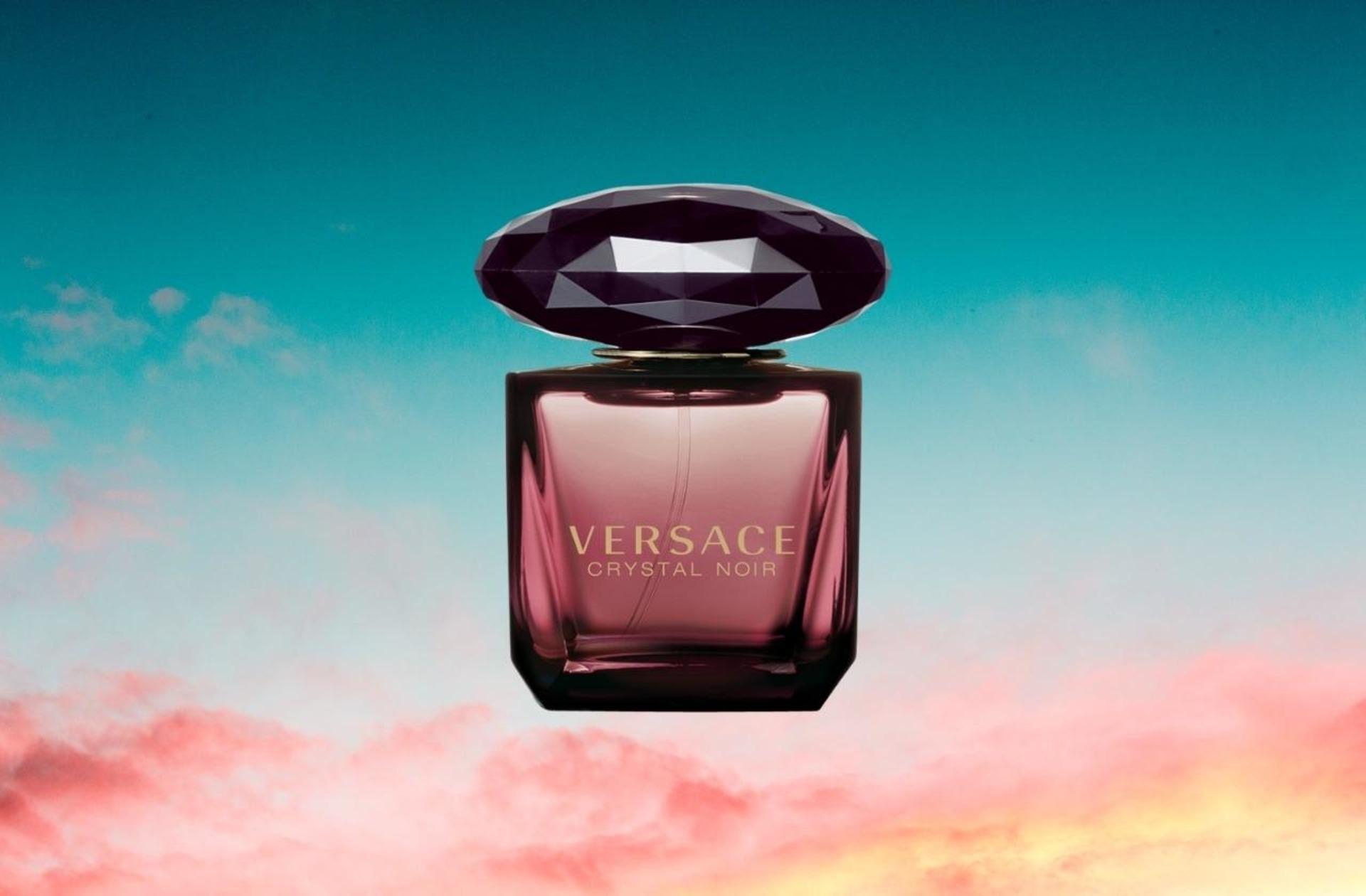 Karanlığın ve gizemin kokusu Versace Crystal Noir parfüm incelemesi ve yorumları