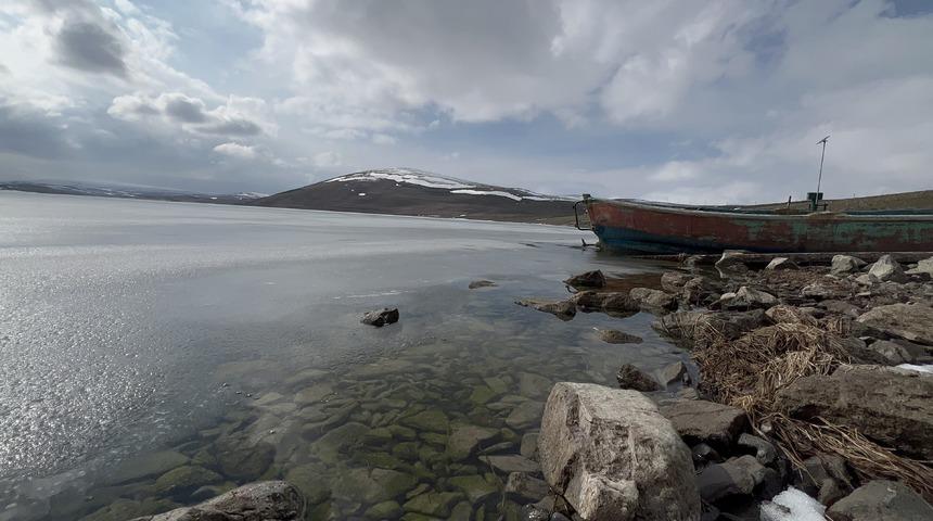 Kars'ın zirvesindeki Aygır Gölü'nde buzlar erimeye başladı