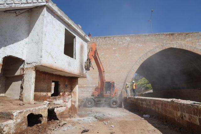 Şanlıurfa'da yıkım kararı alınan binalarda çalışmalar başladı