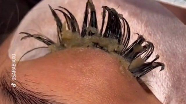 Müşterisinin kirpiklerini paylaşarak dehşete düştüğünü anlattı! Takma kirpikleri yapıştırmak için...