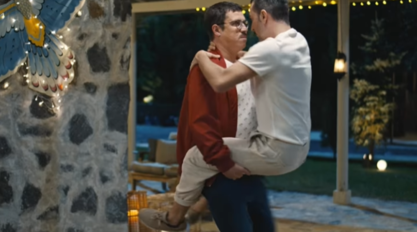 Başrollerini İbrahim Büyükak, Oğuzhan Koç ve Gizem Karaca’nın paylaştığı “Özür Dilerim” filminin fragmanı paylaşıldı