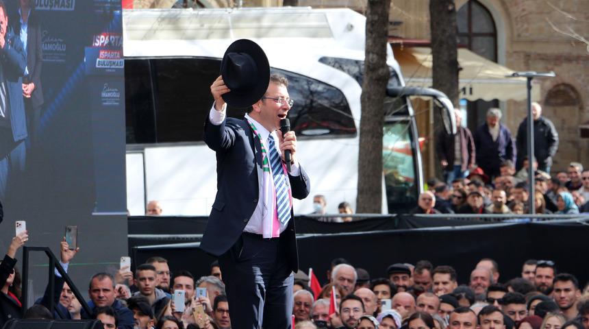 İmamoğlu, eline fötr şapka alarak Demirel'in unutulmayan sözüne gönderme yaptı: Şapkayı kaptırmam