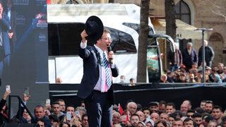 İmamoğlu, eline fötr şapka alarak Demirel'in unutulmayan sözüne gönderme yaptı: Şapkayı kaptırmam