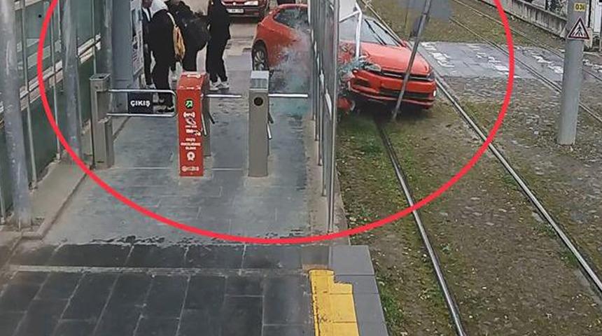 Samsun'da otomobil tramvay durağına çarptı! Facianın eşiğinden dönüldü