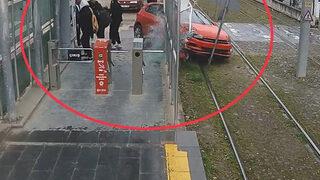 Samsun'da otomobil tramvay durağına çarptı! Facianın eşiğinden dönüldü