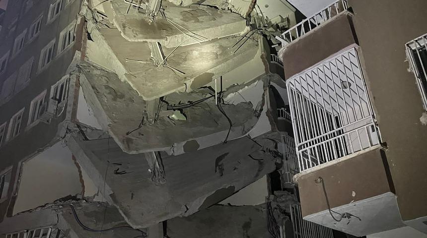 Diyarbakır'da depremlerde ağır hasar gören binanın bir kısmı çöktü