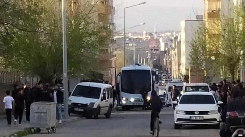 Nişan atan çiftin aileleri kavga etti, 5 kişi yaralandı! Polis TOMA ile müdahale etti