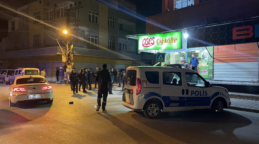 Adana'da iki aile arasında çıkan kavgada 2 kişi silahla yaralandı