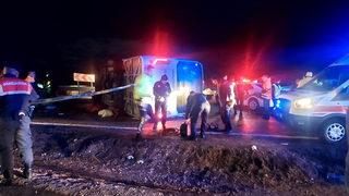 Son dakika: Deprem bölgesinden dönen Bağcılar Belediyesi'ne ait otobüs kaza yaptı: 3 ölü 14 yaralı