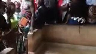 Akılalmaz görüntüler! Kızını öldürdüğü iddia edildi... Cansız bedenini yere yatırarak üzerinden böyle atladı