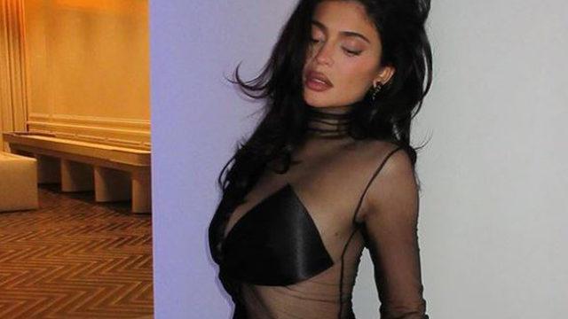 36,5 milyon dolarlık evinin bahçesinde keyif yaptı! Kylie Jenner küçük bikinisiyle poz verdi