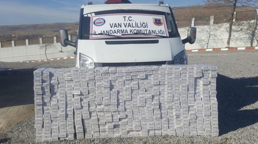 Jandarmadan kaçan minibüste 5 bin paket kaçak sigara çıktı