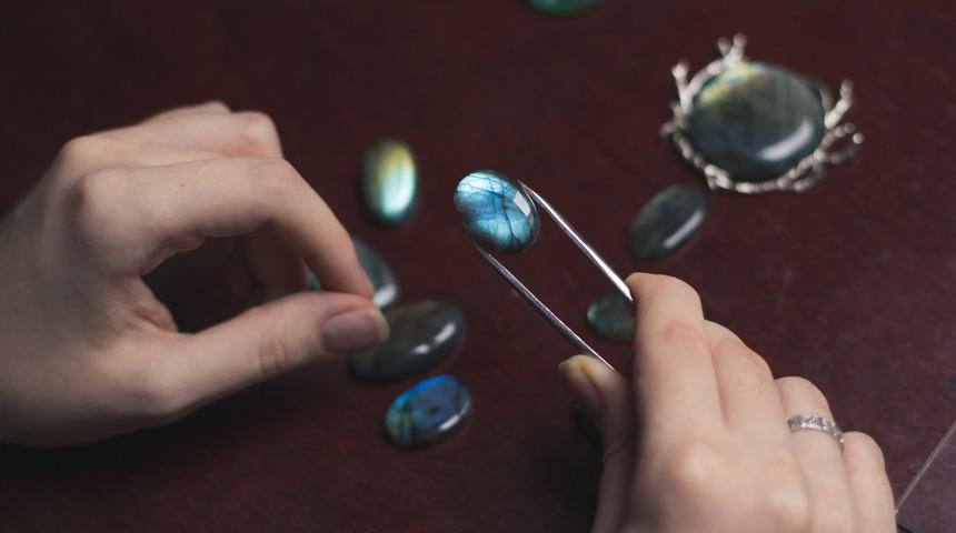 Labradorit taşı faydaları nelerdir, ne anlama gelir? Labradorit taşı özellikleri nelerdir, ne işe yarar?