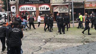 Duruşma sonrası adliye önünde bıçaklı kavga! Ortalık savaş alanına döndü