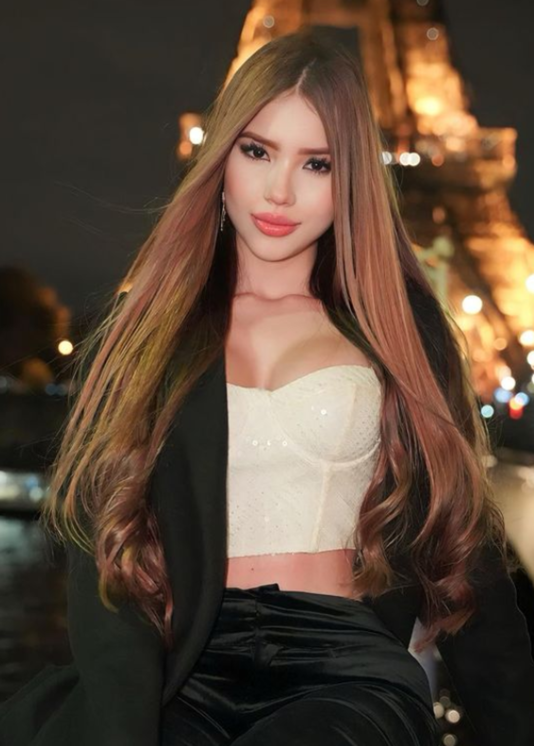 Sosyal medya fenomeni kendisini &ouml;vmeye doyamadı! &ldquo;O kadar m&uuml;kemmelim ki... İnsanlar plastik bir seks bebeği olduğumu d&uuml;ş&uuml;n&uuml;yor&rdquo;