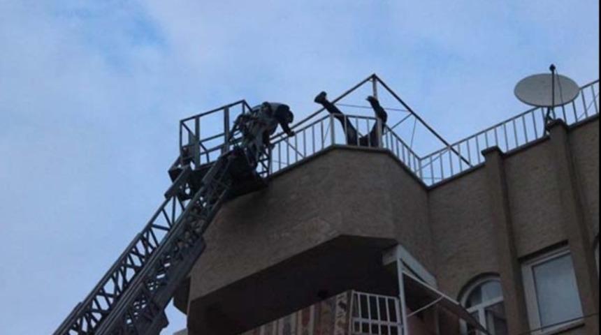 Atlamak üzere olan genci itfaiye amiri son anda tutarak kurtardı