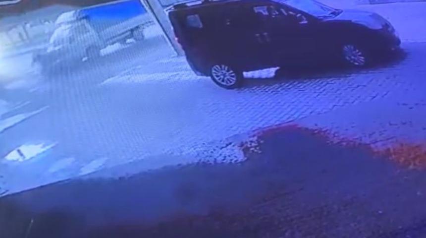 Motosiklet sürücüsünün savurulduğu anlar güvenlik kamerasında