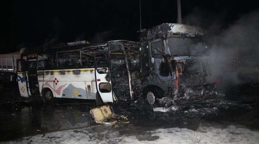 Adana'da feci kaza! TIR ile işçi servisi çarpıştı