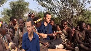 Sosyal medyada ilgi çekti! Afrika’da bir kabilede saz çalıp türkü söyledi... Kabile üyeleri böyle eşlik ettiler