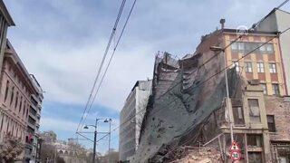 Beyoğlu'ndaki 5 katlı metruk bina çöktü! Risk nedeniyle önlem alınmıştı, çökme anı kameraya yansıdı