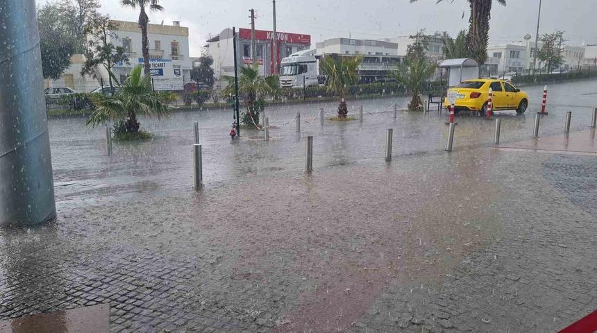 Bodrum’da sağanak ve dolu etkili oldu