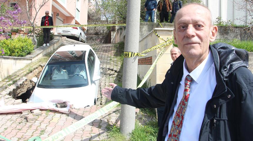 Yol çöktü, hayatının şokunu yaşadı! Otomobiliyle bir metrelik çukura düştü