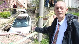 Yol çöktü, hayatının şokunu yaşadı! Otomobiliyle bir metrelik çukura düştü