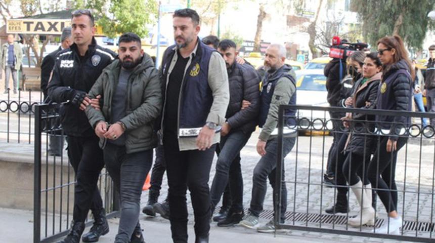 Önce dövdüler sonra da evi üzerlerine geçirtip zorla senet imzalattılar! Şehir eşkıyaları yakayı ele verdi