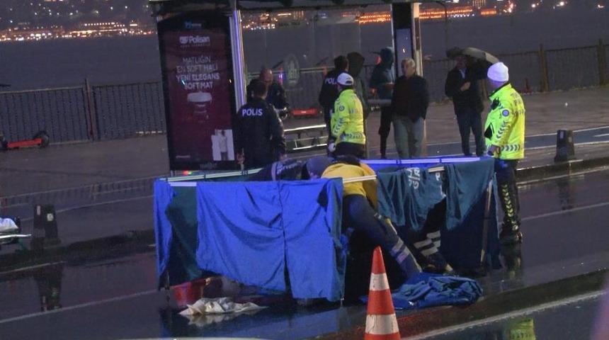 İstanbul'da feci kaza! Savrulan motosiklet önce İETT otobüsüne ardından ise otomobile çarptı: 1 ölü 1 yaralı