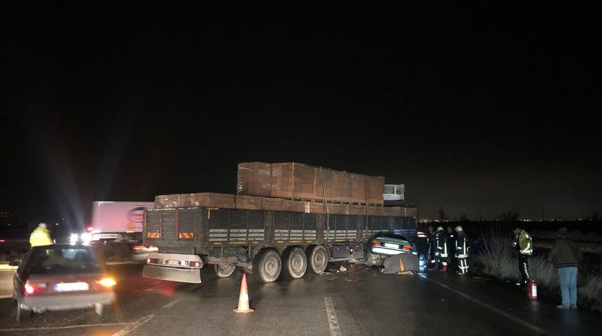 Afyonkarahisar'da tıra çarpan otomobildeki 2 kişi yaralandı