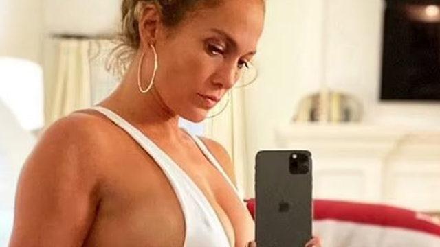 53 yaşındaki Jennifer Lopez üstsüz poz vererek anlattı! 'Sağlıkla ilgili...'