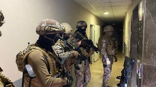 Lüks sitedeki daireye baskın! İstanbul'da helikopter destekli 'dolandırıcılık' operasyonu: Vurgundan elde ettikleri miktar şok etkisi yarattı