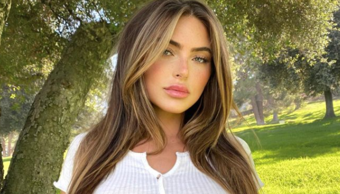 Sosyal medya fenomeni Julia Sandoval süper mini eteğiyle eğilince frikik vermekten kurtulamadı