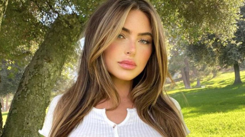 Sosyal medya fenomeni Julia Sandoval s&uuml;per mini eteğiyle eğilince frikik vermekten kurtulamadı! Hem g&ouml;ğ&uuml;s hem de kal&ccedil;a dekoltesi...