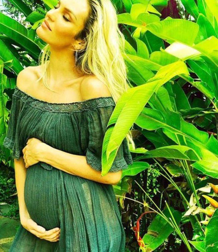 Candice Swanepoel Victoria's Secret Fashion Show 2017'de hamileymiş G3