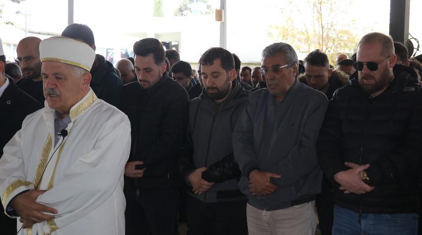 Adana'da üzerine kaya düşen otomobilde vefat eden Pınar öğretmen defnedildi